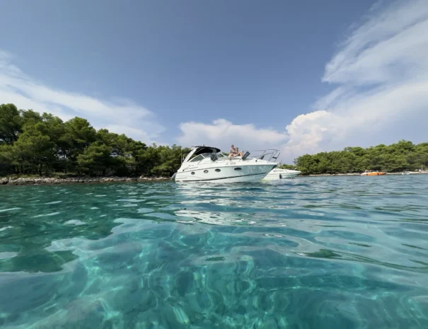 Hvar crystal blue see